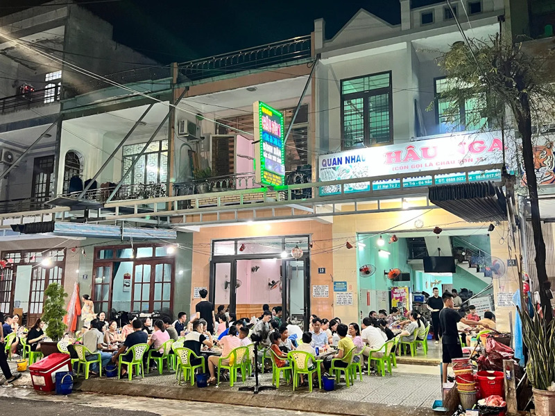 Kh&ocirc;ng gian qu&aacute;n hải sản Ch&acirc;u Nga 